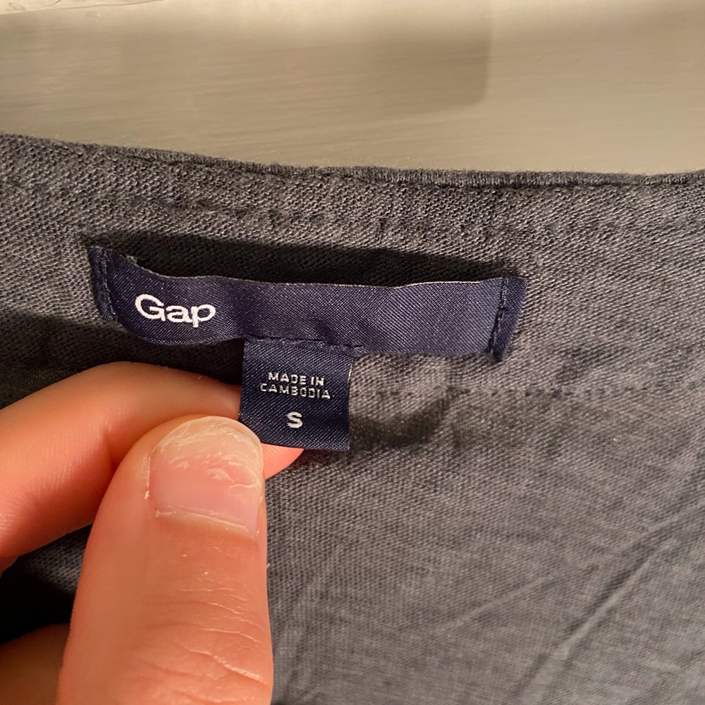 SOLD !!!! - 2️⃣Bundle Gap short sleeve tops..! - Picture 4 of 16